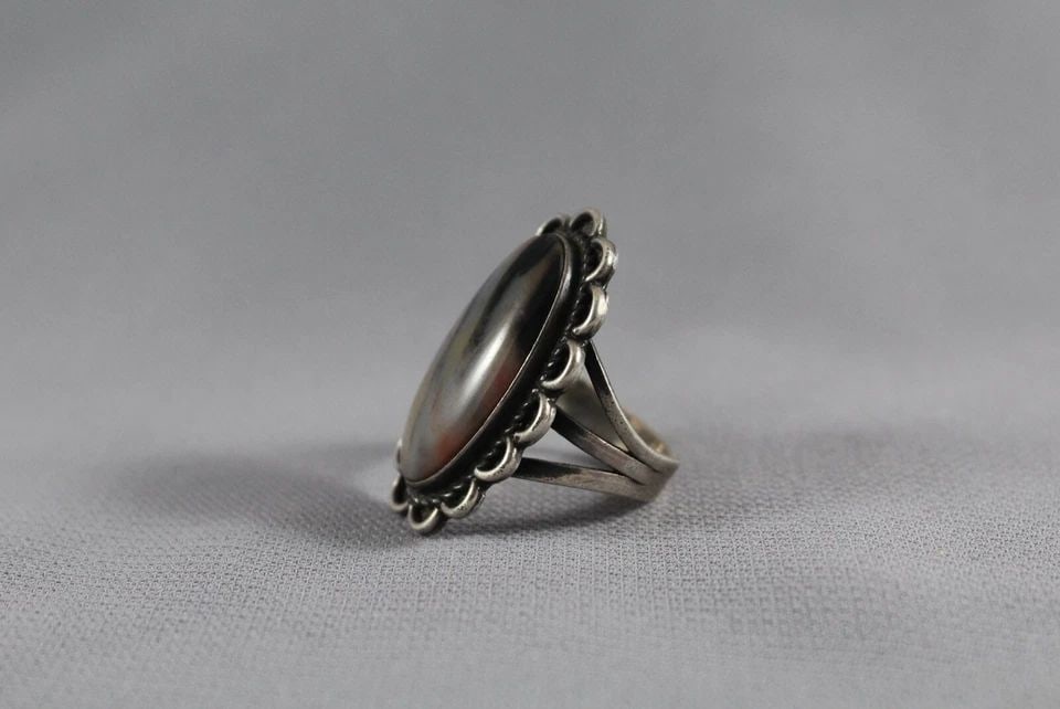 OLD PAWN NAVAJO STERLING SILVER AND AGATE RING SIZE 6 1/2: Item : 1 1/4” tall