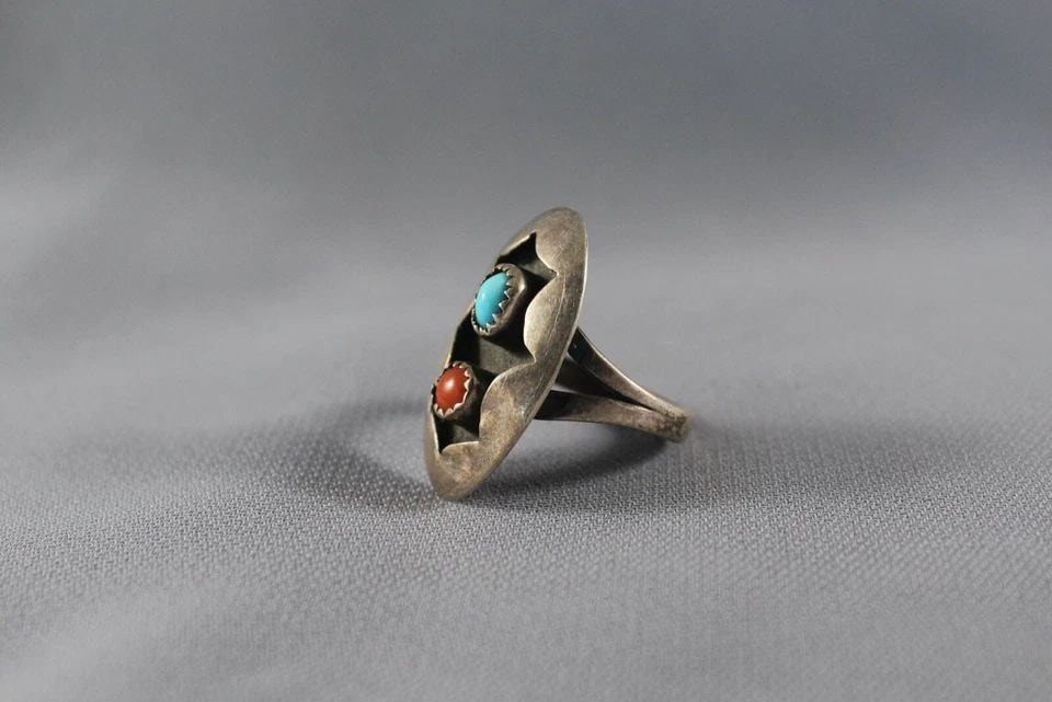 OLD PAWN NAVAJO TURQUOISE AND CORAL STERLING RING SIZE 8: OLD PAWN NAVAJO TURQUOISE AND CORAL STERLING RING SIZE 8 Item Description: 1 1/8” tall