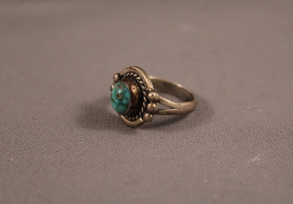 OLD PAWN NAVAJO STERLING SILVER AND TURQUOISE RING 7 3/4: OLD PAWN NAVAJO STERLING SILVER AND TURQUOISE RING 7 3/4 Item Description: 5/8" tall