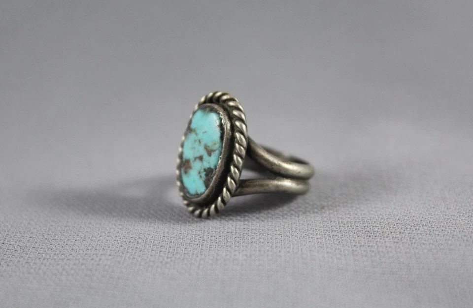 OLD PAWN NAVAJO STERLING SILVER AND TURQUOISE RING SIZE 4: OLD PAWN NAVAJO STERLING SILVER AND TURQUOISE RING SIZE 4 Item Description: 3/4” tall
