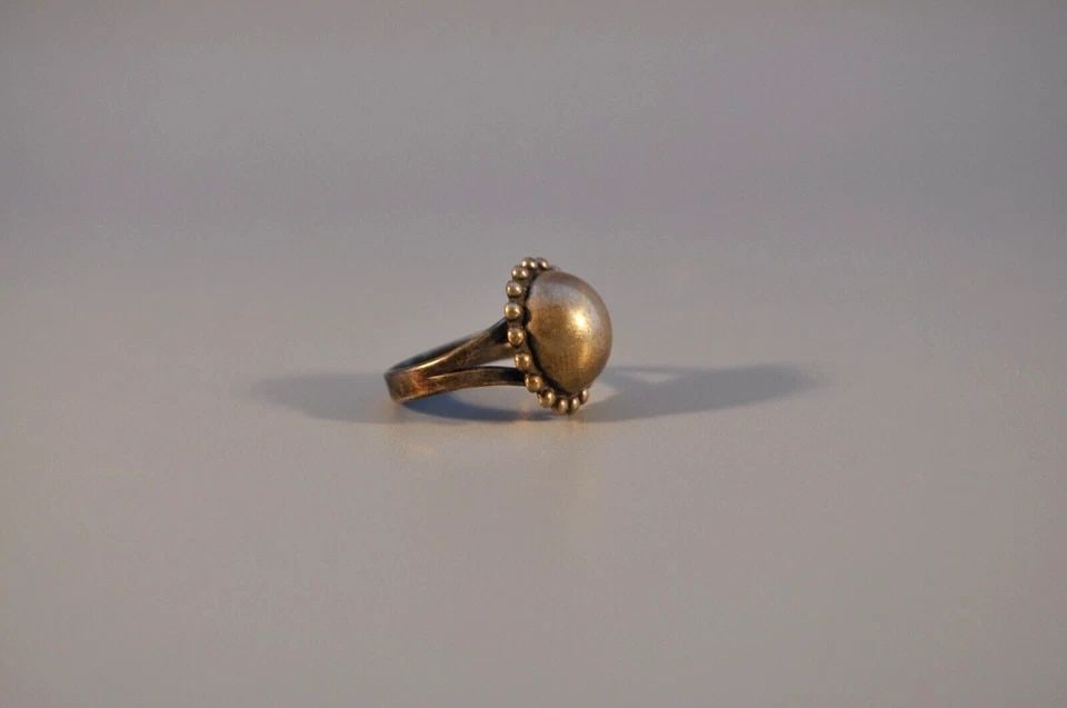 OLD PAWN NAVAJO STERLING SILVER RING SIZE 5 1/4: OLD PAWN NAVAJO STERLING SILVER RING SIZE 5 1/4 Weight 4.70 Grams 5/8" Tall
