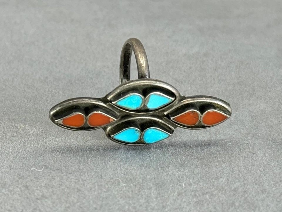 OLD PAWN NAVAJO STERLING SILVER RING WITH TURQUOISE AND CORAL. SIZE 6 3/4: OLD PAWN NAVAJO STERLING SILVER RING WITH TURQUOISE AND CORAL. SIZE 6 3/4 Old Pawn Navajo Sterling Silver with Turquoise shadow box Ring. Size 6.3/4 1 1/2“ tall x 5/8“ wide