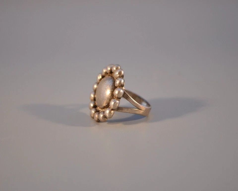 OLD PAWN NAVAJO STERLING SILVER RING SIZE 5 1/2: OLD PAWN NAVAJO STERLING SILVER RING SIZE 5 1/2 Weight 11.92 Grams 7/8" Tall