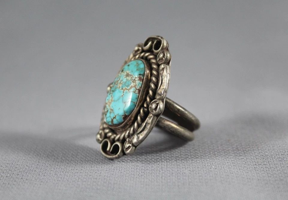 OLD PAWN NAVAJO STERLING SILVER AND TURQUOISE RING SIZE 6 (1 of 2)