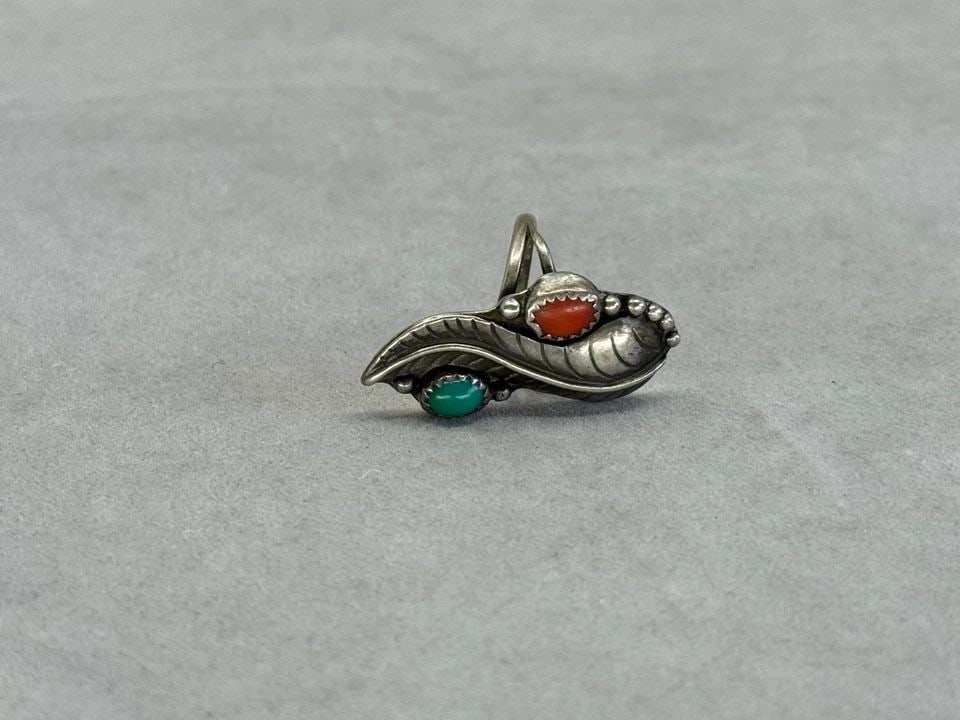 OLD PAWN NAVAJO STERLING SILVER FEATHER TURCUOISE AND CORAL RING. SIZE 6 3/4 (1 of 2)