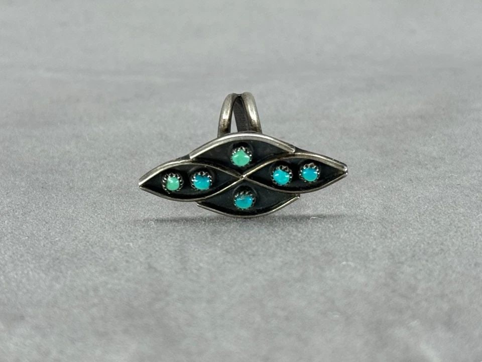 OLD PAWN NAVAJO STERLING SILVER AND TURCUOISE RING. SIZE 5.5 (1 of 2)