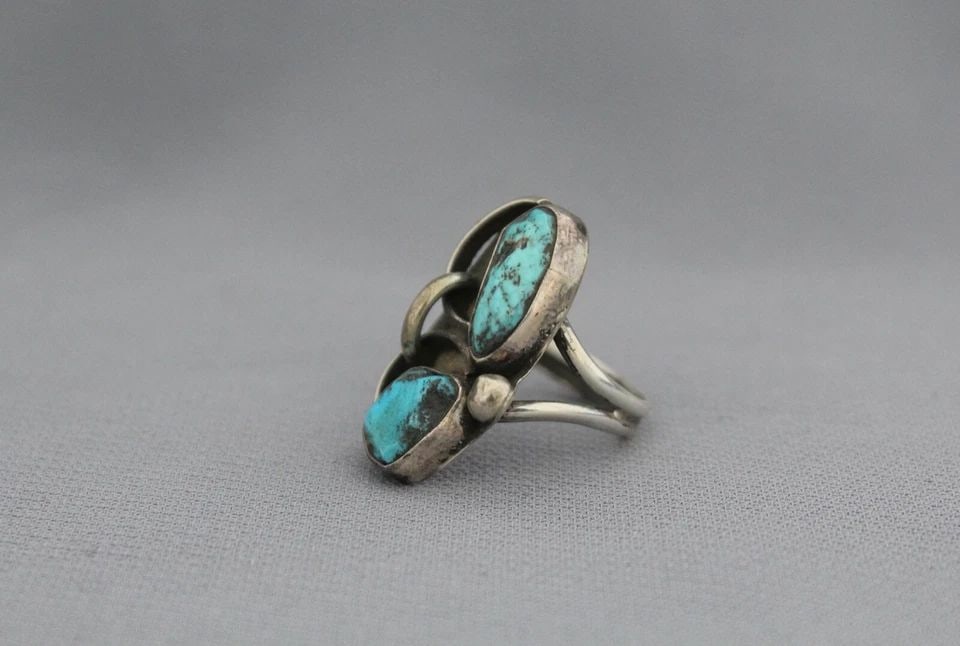 OLD PAWN NAVAJO STERLING SILVER AND TURQUOISE RING SIZE 6 1/8: OLD PAWN NAVAJO STERLING SILVER AND TURQUOISE RING SIZE 6 1/8 Item Description: 1 1/8" tall