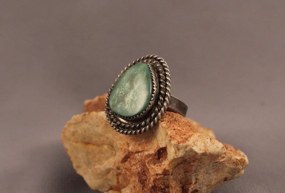 OLD PAWN NAVAJO STERLING SILVER AND TURQUOISE RING SIZE 7: OLD PAWN NAVAJO STERLING SILVER AND TURQUOISE RING SIZE 7 Item Description: 1" tall