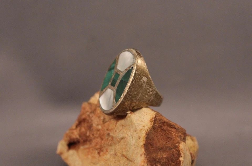 OLD PAWN ZUNI INLAID STERLING AND MALACHITE AND SHELL RING SIZE 7 3/4: OLD PAWN ZUNI INLAID STERLING AND MALACHITE AND SHELL RING SIZE 7 3/4 Item Description: 1 1/8" tall