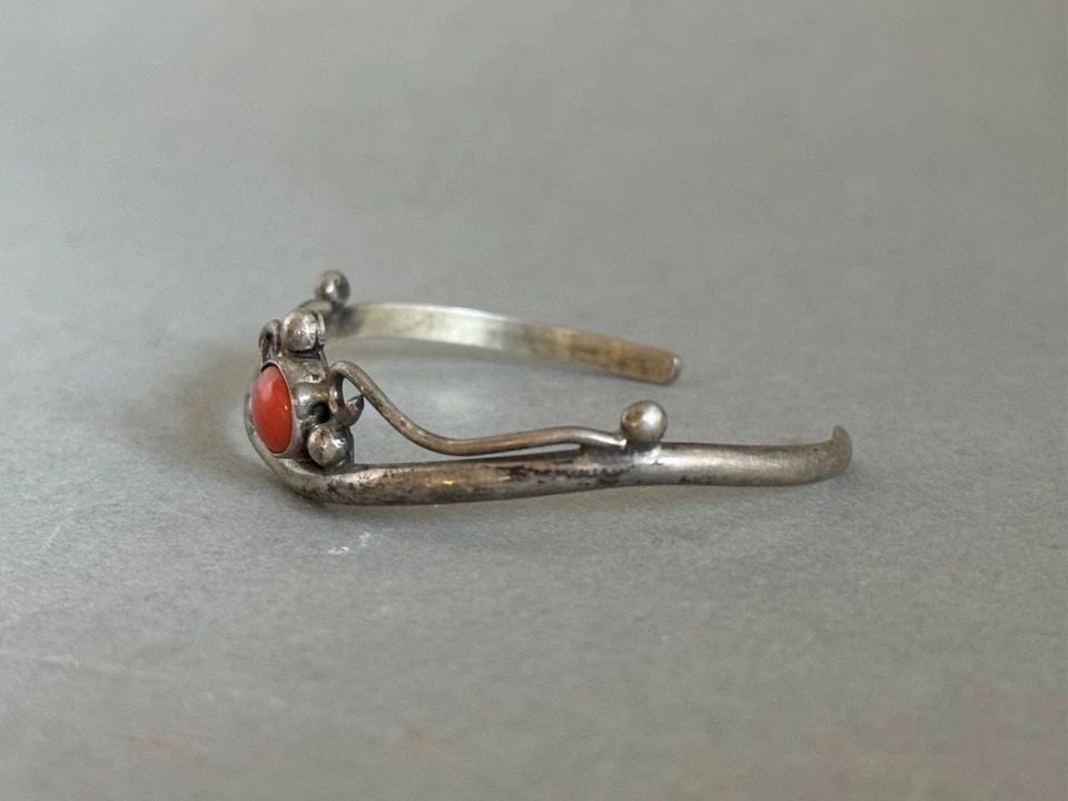 VINTAGE NAVAJO STERLING SILVER AND CORAL BRACELET SIGNED JG: VINTAGE NAVAJO STERLING SILVER AND CORAL BRACELET SIGNED JG Vintage Navajo Sterling Silver and Coral Bracelet Signed JG 1/2" Wide ..4 3/4 " Around Inside ..with a 1" Opening ..