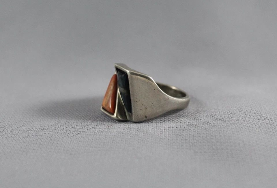 OLD PAWN NAVAJO BLACK STONE AND SHELL RING SIZE 9 1/2 (1 of 2)