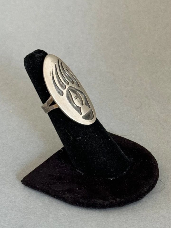 VINTAGE HOPI STERLING SILVER BEAR PAW RING. SIZE 5 (1 of 2)