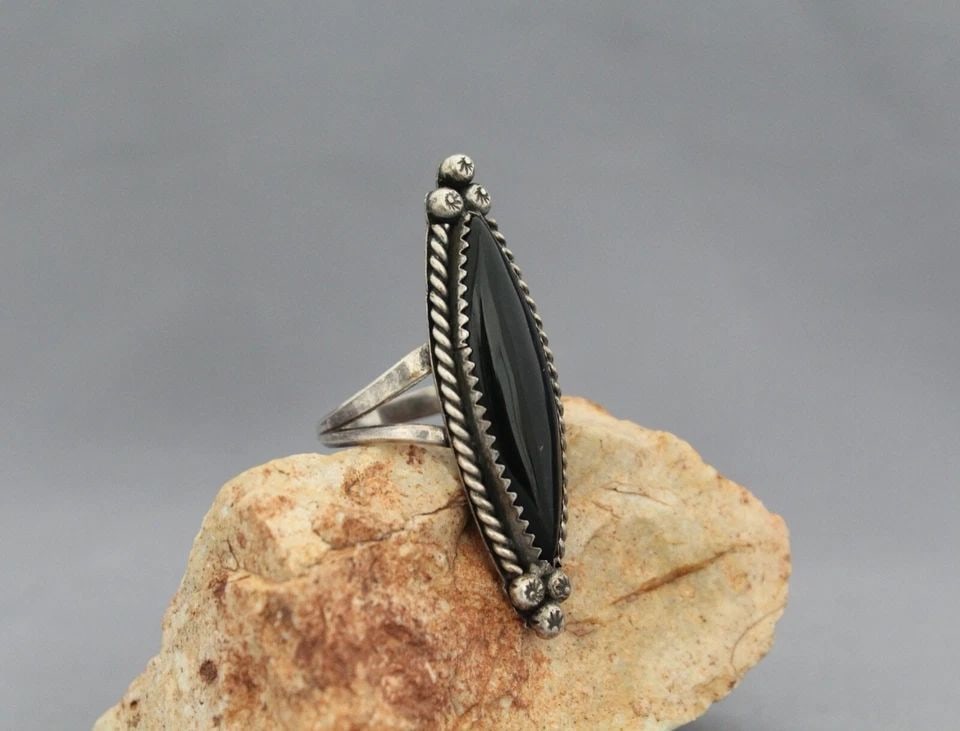 OLD PAWN NAVAJO STERLING SILVER AND BLACK JET STONE RING SIZE 6 3/4 (1 of 2)