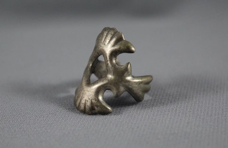 OLD PAWN NAVAJO CAST STERLING SILVER RING - SIZE 8.5 (1 of 2)