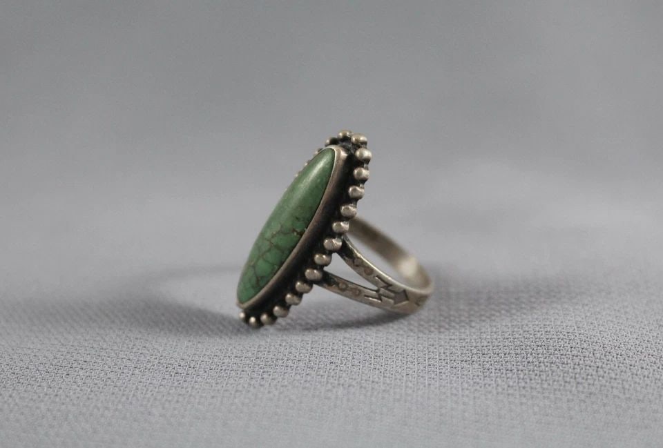 OLD PAWN NAVAJO STERLING SILVER AND TURQUOISE RING SIZE 6 1/2: OLD PAWN NAVAJO STERLING SILVER AND TURQUOISE RING SIZE 6 1/2 Item Description: 1” tall