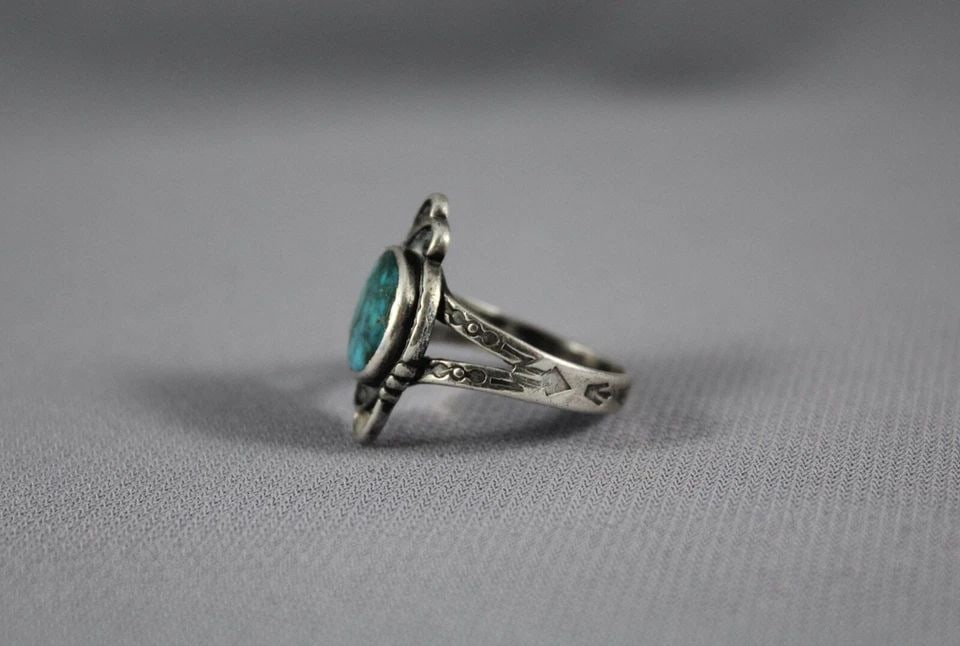 OLD PAWN NAVAJO STERLING SILVER AND TURQUOISE RING SIZE 6: OLD PAWN NAVAJO STERLING SILVER AND TURQUOISE RING SIZE 6 Item Description: 3/4” tall