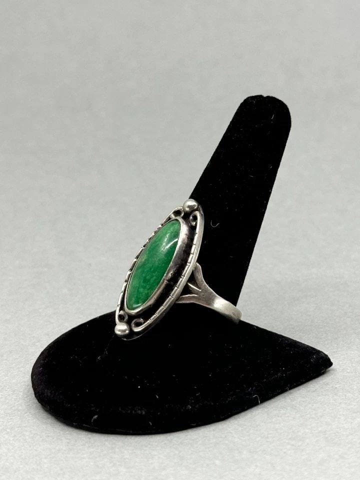 OLD PAWN NAVAJO STERLING SILVER WITH GREEN TURQUOISE RING. SIZE 10 (1 of 2)