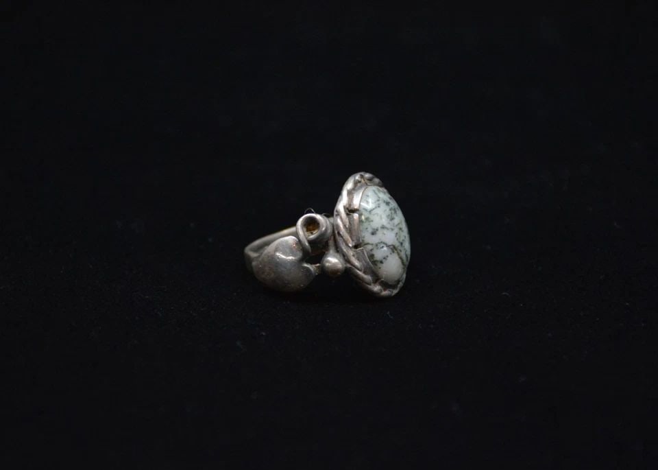 VINTAGE NAVAJO STERLING SILVER RING - AGATE STONE WITH LEAVES TENDRILS - SZ 7: VINTAGE NAVAJO STERLING SILVER RING - AGATE STONE WITH LEAVES TENDRILS - SZ 7 This vintage Navajo ring has a nicely polished and shaped agate stone set into a sterling silver setting. At each side the