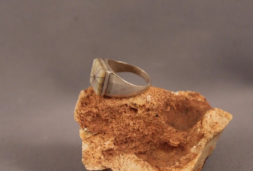 VINTAGE ZUNI STERLING SILVER AND SHELL INLAYED RING SIZE 8 1/2 (1 of 2)