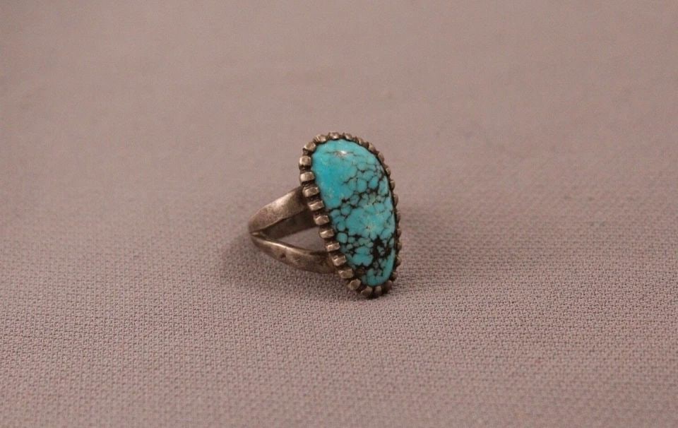 GREAT OLD NAVAJO STERLING AND TURQUOISE RING SIGNED J.LEWIS SIZE 4: GREAT OLD NAVAJO STERLING AND TURQUOISE RING SIGNED J.LEWIS SIZE 4 Item Description: 7/8" tall Nice Turquoise Navajo Ring Size 4