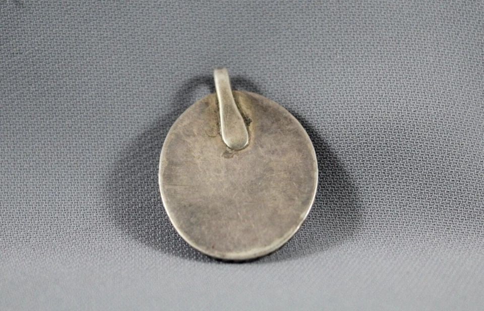 OLD PAWN NAVAJO SILVER AND PICTURE AGATE PENDANT: OLD PAWN NAVAJO SILVER AND PICTURE AGATE PENDANT Item Description: 1 1/2” tall