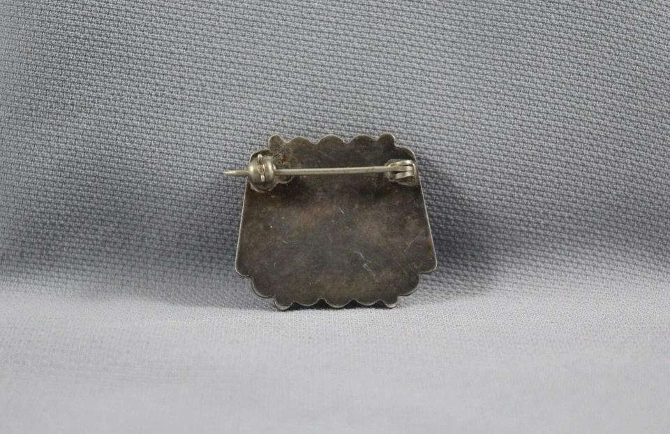 OLD PAWN NAVAJO STERLING SILVER AND PICTURE AGATE STONE PIN: OLD PAWN NAVAJO STERLING SILVER AND PICTURE AGATE STONE PIN Item Description: 1 1/8” w x 1” h