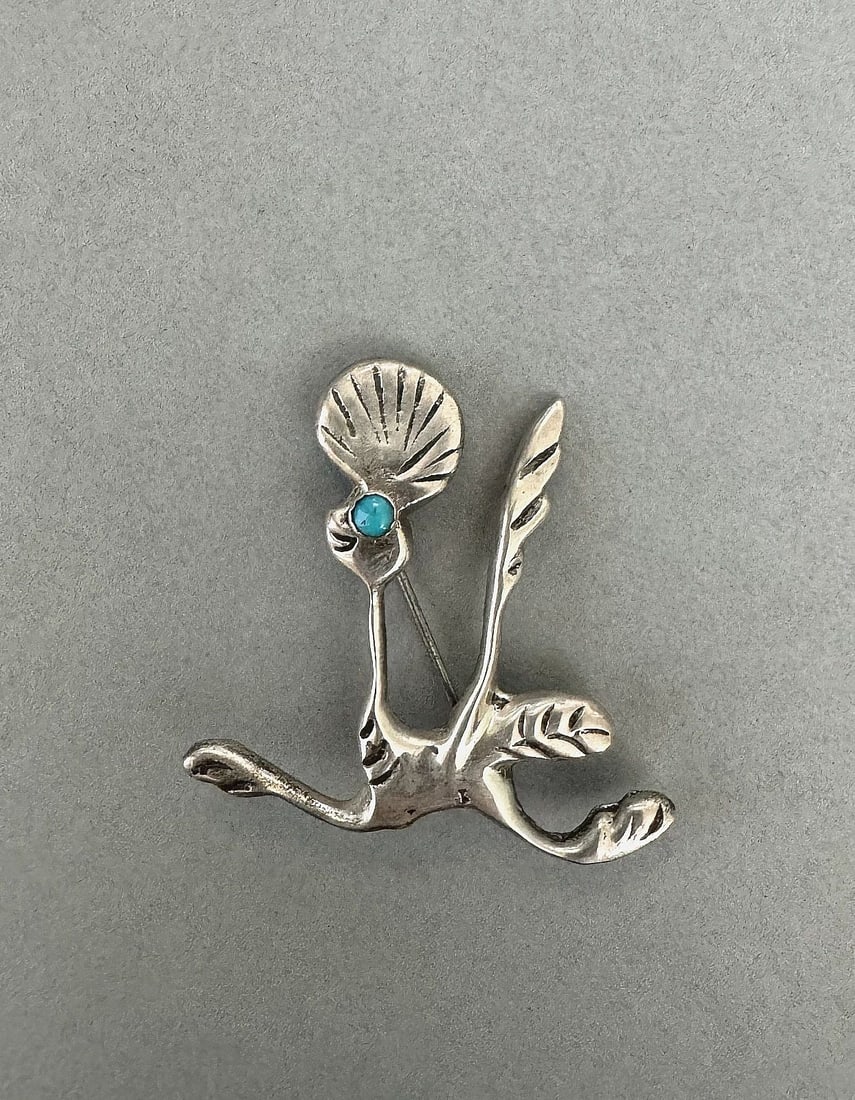 VINTAGE STERLING SILVER AND TURQUOISE ROAD RUNNER PIN: 1 1/2 " Tall 1 1/2" wide 11.4 Grams Throughout the 40 years that I have been in business, I have purchased jewelry from pawn shops throughout the Southwest that had collections of dead pawn. Most of t