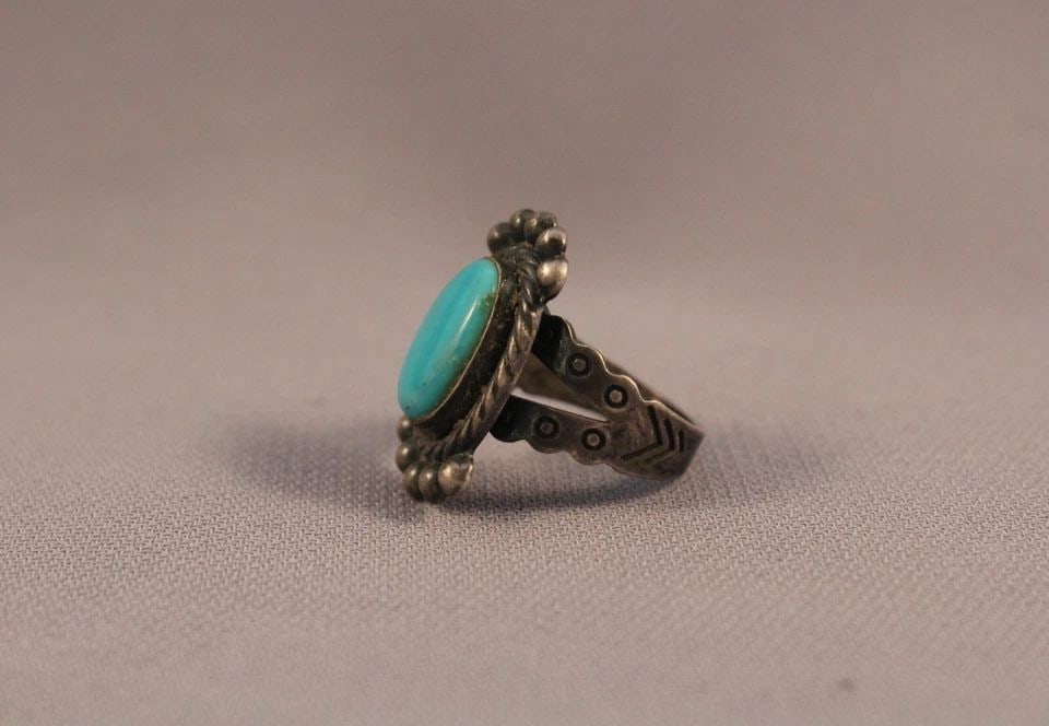 OLD PAWN NAVAJO STERLING SILVER TURQUOISE RING SIZE 3 3/4: OLD PAWN NAVAJO STERLING SILVER TURQUOISE RING SIZE 3 3/4 Item Description: 3/4” tall