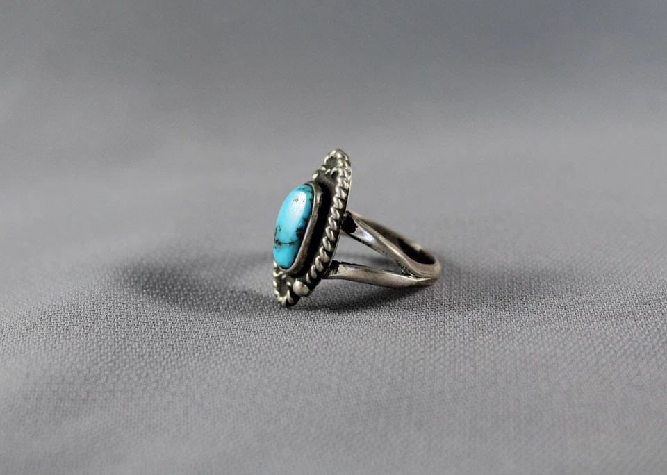 OLD PAWN NAVAJO STERLING SILVER AND TURQUOISE RING SIZE 5 3/4: OLD PAWN NAVAJO STERLING SILVER AND TURQUOISE RING SIZE 5 3/4 Item Description: 7/8" tall