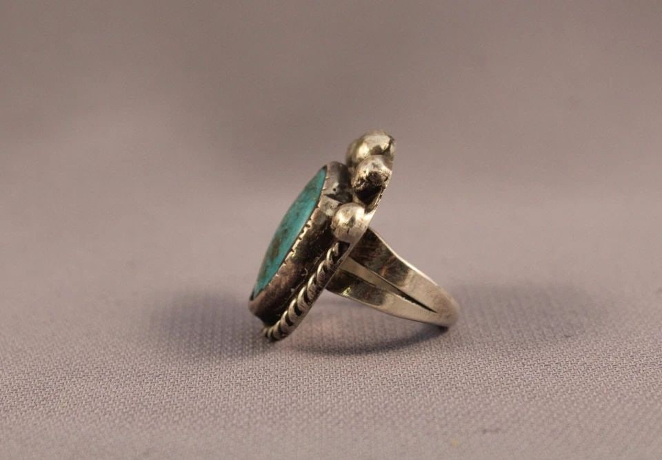 OLD PAWN NAVAJO STERLING SILVER AND TURQUOISE RING SIZE 3 1/2: OLD PAWN NAVAJO STERLING SILVER AND TURQUOISE RING SIZE 3 1/2 Item Description: 1” Tall