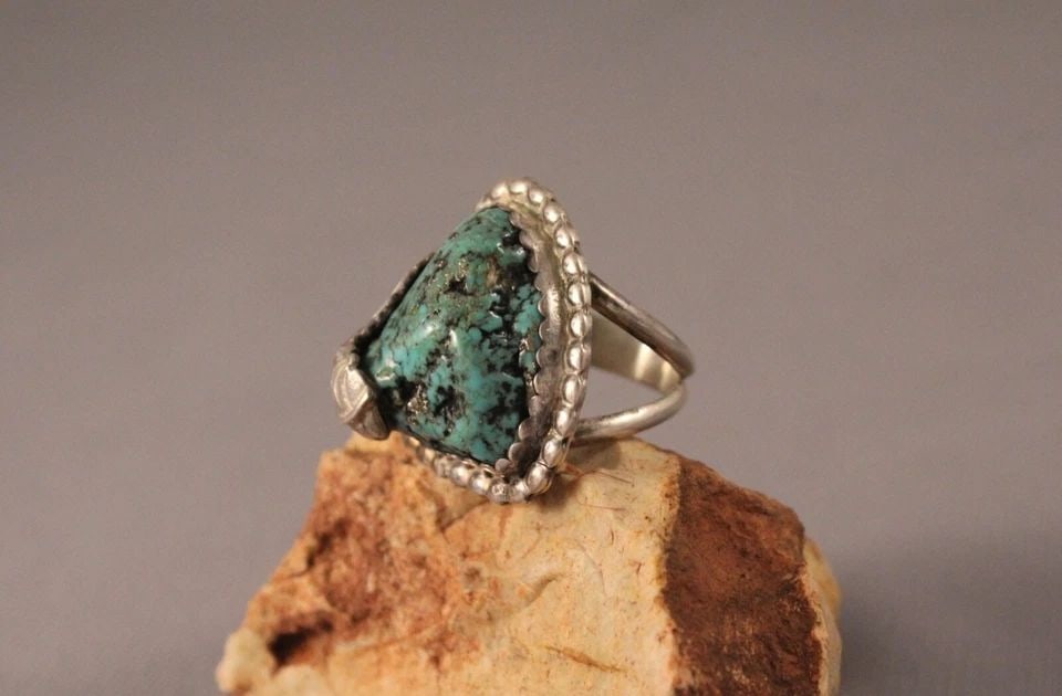 OLD PAWN NAVAJO STERLING SILVER AND TURQUOISE NUGGET RING SIZE 8 3/4 (1 of 2)