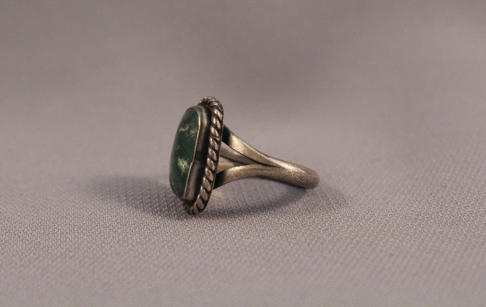 OLD PAWN NAVAJO STERLING SILVER AND TURQUOISE RING SIZE 5 1/2: OLD PAWN NAVAJO STERLING SILVER AND TURQUOISE RING SIZE 5 1/2 Item Description: 5/8” tall