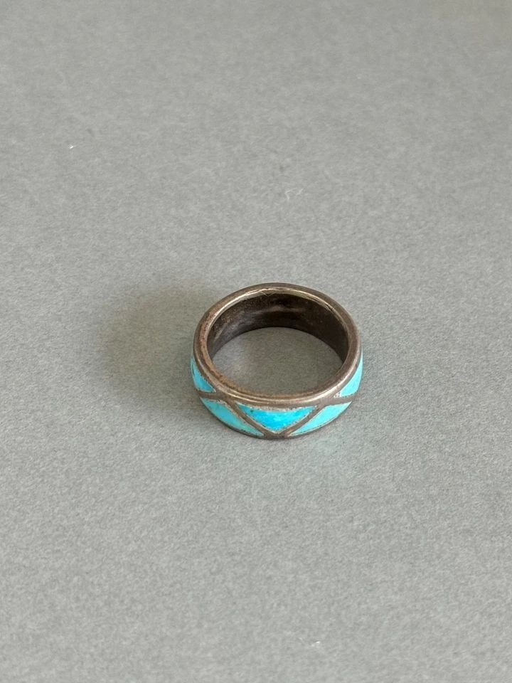 OLD PAWN NAVAJO STERLING SILVER WITH TURQUOISE INLAY RING. SIZE 8 1/2: OLD PAWN NAVAJO STERLING SILVER WITH TURQUOISE INLAY RING. SIZE 8 1/2 Old Pawn Navajo Sterling Silver with Turquoise inlay Ring. Size 8 1/2