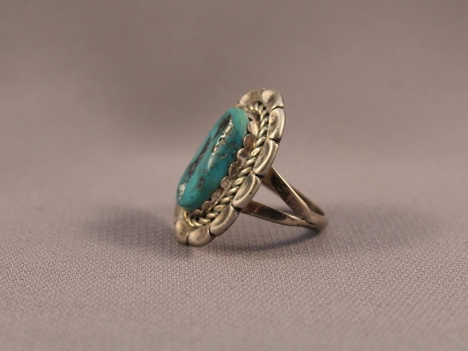 OLD PAWN NAVAJO STERLING SILVER AND TURQUOISE RING SIZE 5 1/4: OLD PAWN NAVAJO STERLING SILVER AND TURQUOISE RING SIZE 5 1/4 Item Description: 1” tall