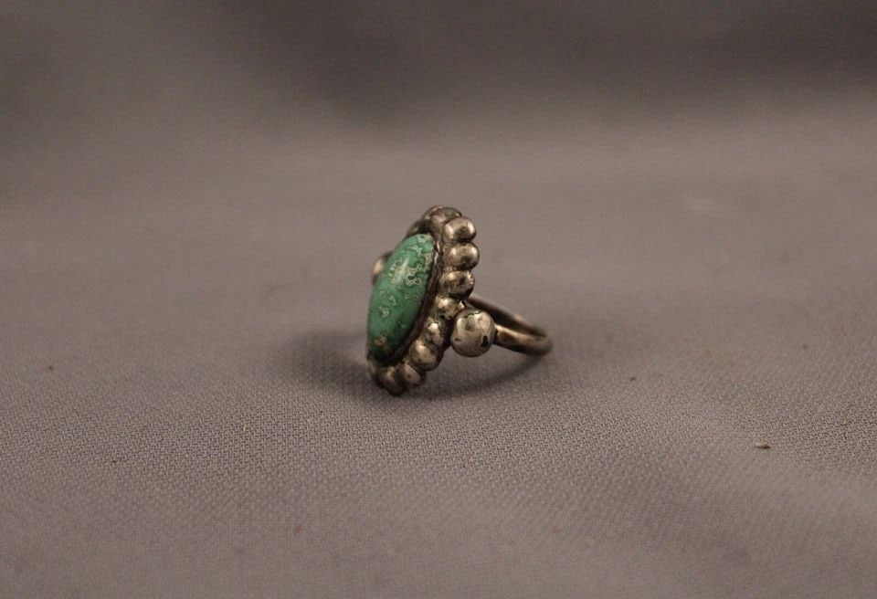 OLD PAWN NAVAJO STERLING SILVER AND TURQUOISE RING SIZE 6: OLD PAWN NAVAJO STERLING SILVER AND TURQUOISE RING SIZE 6 Item Description: 7/8" tall