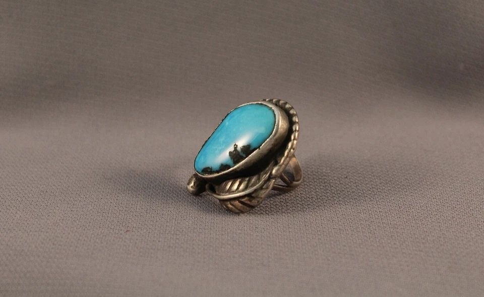 OLD PAWN NAVAJO STERLING SILVER AND TURQUOISE RING SIZE 5 3/4: OLD PAWN NAVAJO STERLING SILVER AND TURQUOISE RING SIZE 5 3/4 Item Description: 1 1/4” tall