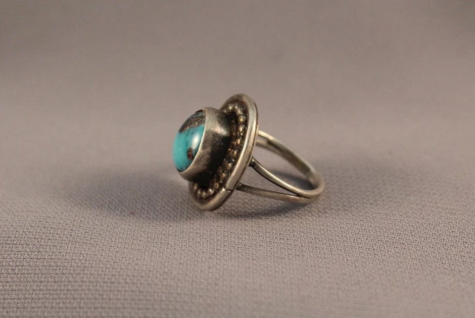 OLD PAWN NAVAJO STERLING SILVER AND TURQUOISE RING SIZE 7: OLD PAWN NAVAJO STERLING SILVER AND TURQUOISE RING SIZE 7 Item Description: 7/8” tall