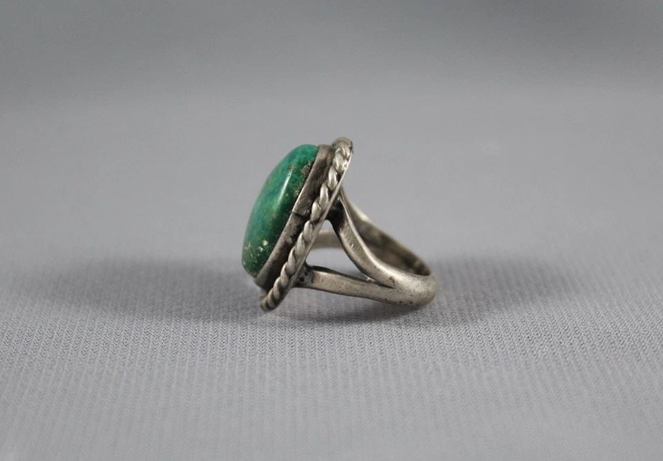 OLD PAWN NAVAJO STERLING SILVER AND TURQUOISE RING SIZE 3 1/2: OLD PAWN NAVAJO STERLING SILVER AND TURQUOISE RING SIZE 3 1/2 Item Description: 7/8” tall