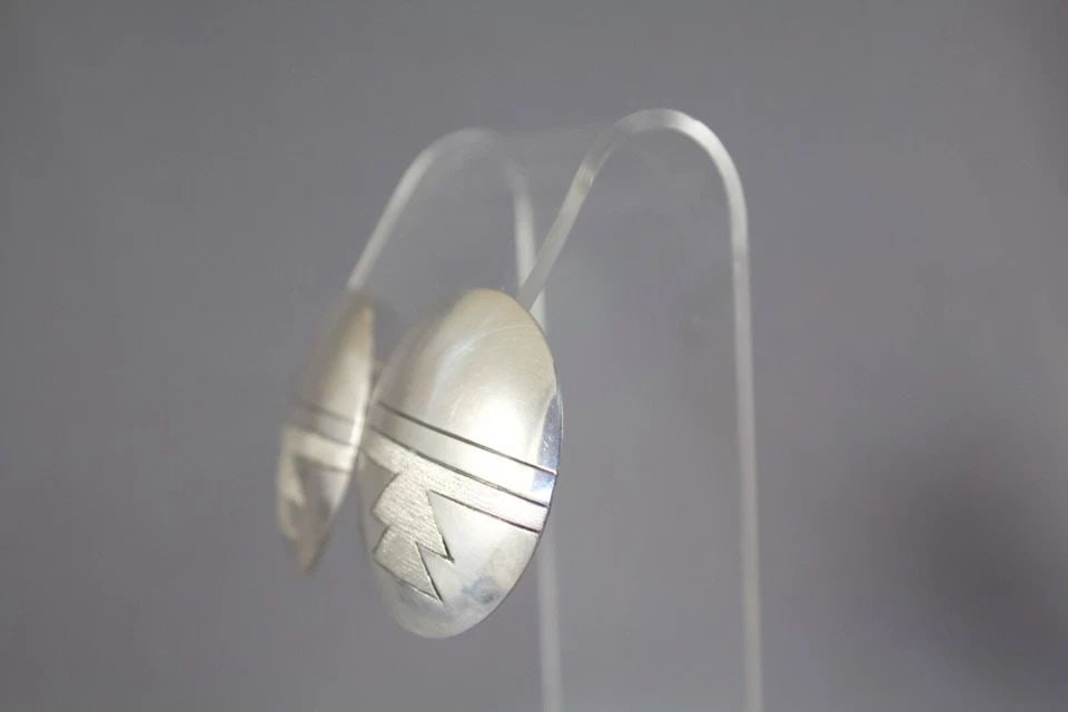VINTAGE NAVAJO STERLING EARRINGS SIGNED CC WITH ARROW (1 of 2)