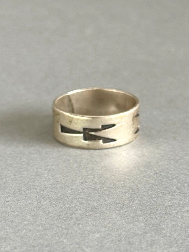 VINTAGE NAVAJO STERLING SILVER RING. SIGNED T. BILLY. SIZE 11 (1 of 2)