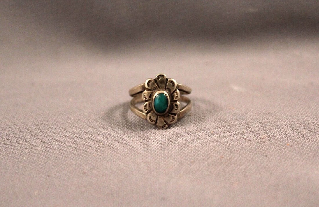 OLD PAWN NAVAJO STERLING SILVER AND TURQUOISE RING SIZE 5 1/2: OLD PAWN NAVAJO STERLING SILVER AND TURQUOISE RING SIZE 5 1/2 OLD PAWN NAVAJO STERLING SILVER AND TURQUOISE RING SIZE 5 1/2 Item : 5/8" tall