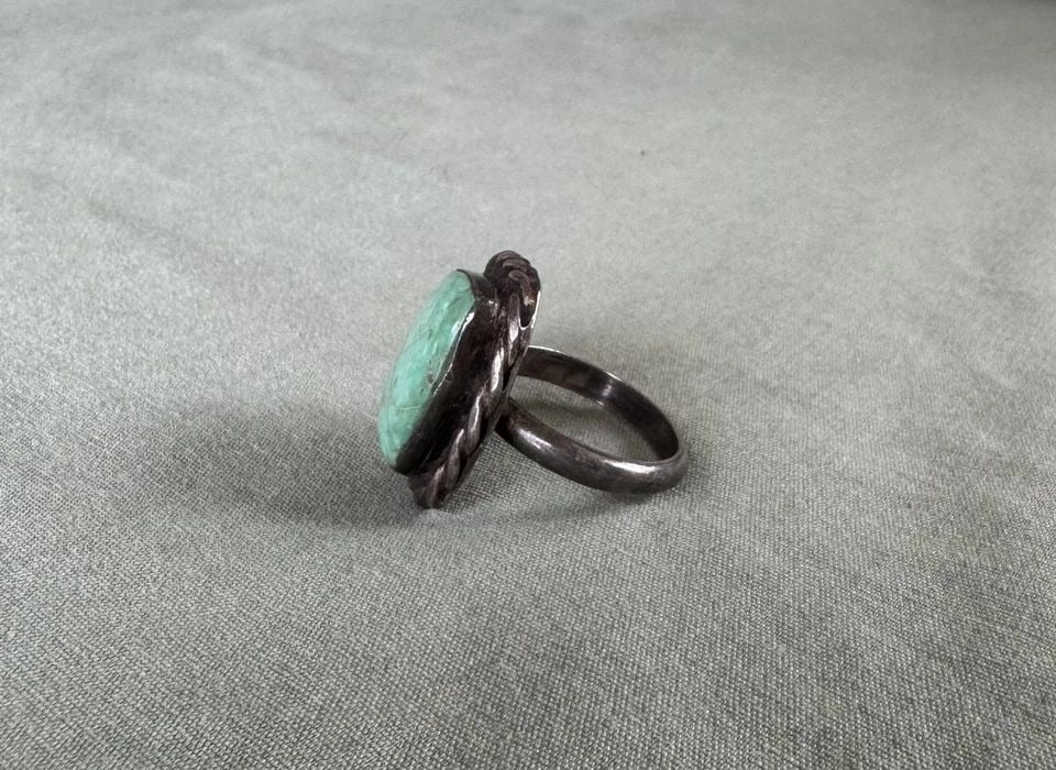 OLD PAWN NAVAJO STERLING SILVER RING SIZE 7 1/2: OLD PAWN NAVAJO STERLING SILVER RING SIZE 7 1/2 7/8" tall 9.1 Grams Throughout the 40 years that I have been in business, I have purchased jewelry from pawn shops throughout the Southwest that had col