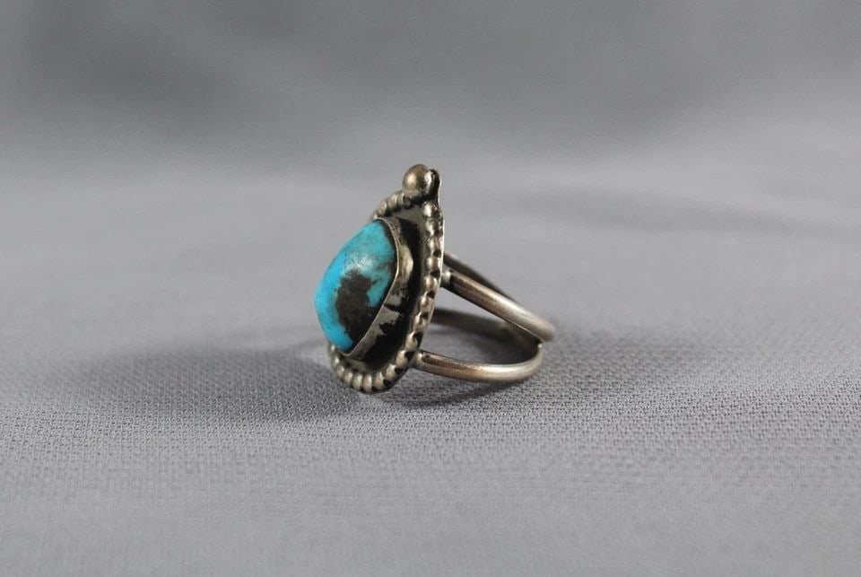 OLD PAWN NAVAJO STERLING SILVER AND TURQUOISE RING SIZE 6 1/4: OLD PAWN NAVAJO STERLING SILVER AND TURQUOISE RING SIZE 6 1/4 Item Description: 1” tall