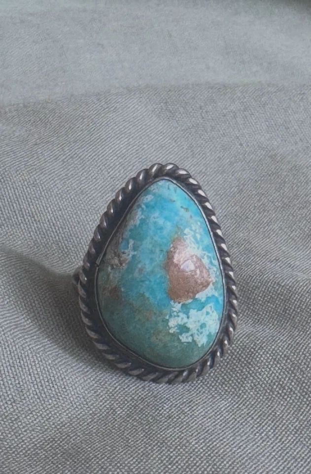 OLD PAWN NAVAJO STERLING SILVER AND TURQUOISE RING SIZE 6: OLD PAWN NAVAJO STERLING SILVER AND TURQUOISE RING SIZE 6 1 " Tall .5.5 Grams Throughout the 40 years that I have been in business, I have purchased jewelry from pawn shops throughout the Southwest th