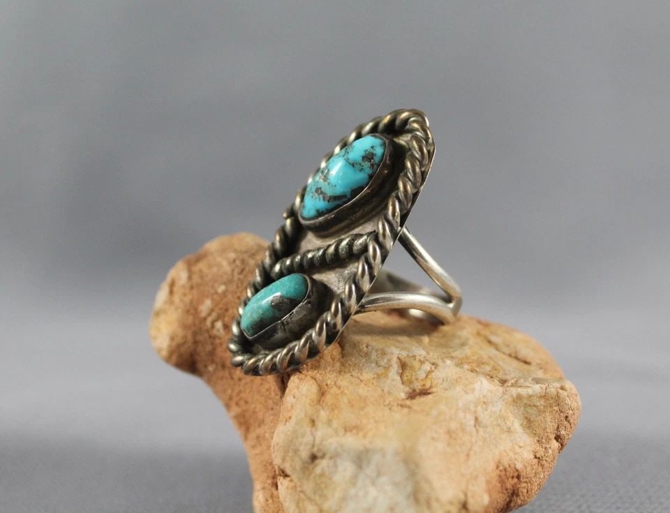 OLD PAWN NAVAJO STERLING SILVER AND TURQUOISE RING SIZE 6 1/2: OLD PAWN NAVAJO STERLING SILVER AND TURQUOISE RING SIZE 6 1/2 Item Description: 1 1/2” tall