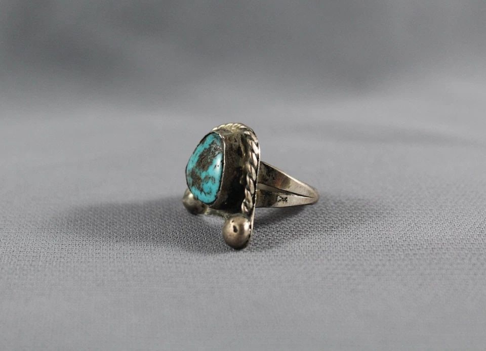 OLD PAWN NAVAJO STERLING SILVER AND TURQUOISE RING SIZE 5 1/4: OLD PAWN NAVAJO STERLING SILVER AND TURQUOISE RING SIZE 5 1/4 Item Description: 3/4” tall