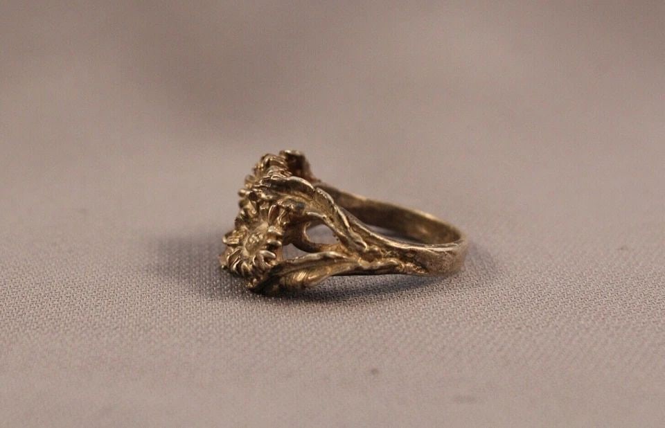 OLD PAWN CAST STERLING SILVER NAVAJO FLOWER RING SIZE 7: OLD PAWN CAST STERLING SILVER NAVAJO FLOWER RING SIZE 7 Item Description: 1/2” Tall