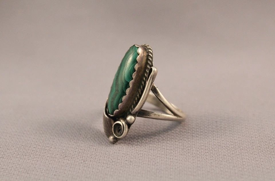 OLD PAWN NAVAJO MALACHITE AND SILVER RING SIZE 7 1/2 (1 of 2)