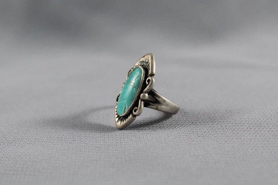 OLD PAWN NAVAJO STERLING SILVER AND TURQUOISE RING SIZE 5 1/2: OLD PAWN NAVAJO STERLING SILVER AND TURQUOISE RING SIZE 5 1/2 Item Description: 1” tall