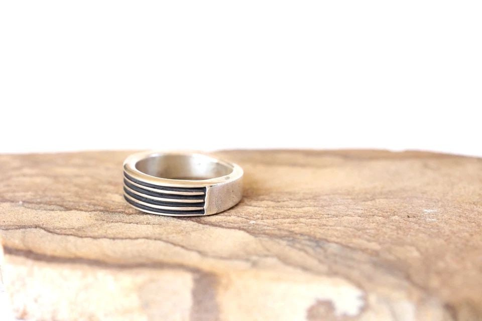 VINTAGE NAVAJO STERLING SILVER RING SIGNED FJ SIZE 8: VINTAGE NAVAJO STERLING SILVER RING SIGNED FJ SIZE 8 1/4" Wide ..7.4 Grams Ring Size 8 Throughout the 40 years that I have been in business, I have purchased jewelry from pawn shops throughout the Sou